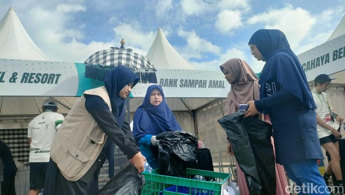 Aksi komunitas Bank Sampah Amal Hakiki memberangus sampah di event besar di Garut