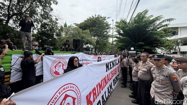 Aksi Unjuk Rasa di Depan Kantor KAI Daop 8, akses jalan di depan stasiun Gubeng Baru
