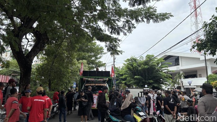 Aksi Unjuk Rasa di Depan Kantor KAI Daop 8, akses jalan di depan stasiun Gubeng Baru