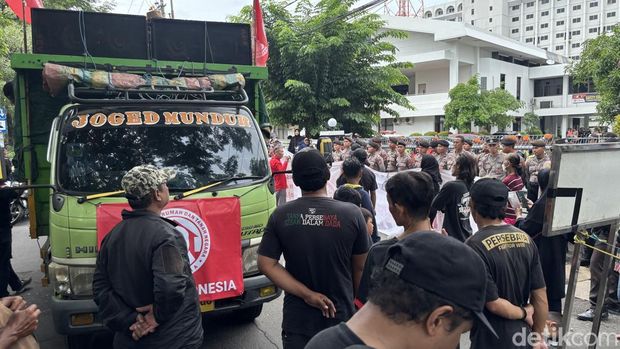 Aksi Unjuk Rasa di Depan Kantor KAI Daop 8, akses jalan di depan stasiun Gubeng Baru