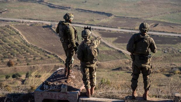 Anggota Brigade Pasukan Terjun Payung Israel beroperasi di lokasi yang disebut sebagai perbatasan Suriah, dalam gambar selebaran yang dirilis pada tanggal 13 Desember 2024. (Israel Defense Forces/Handout via REUTERS)