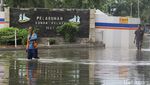Banjir Rob Genangi Akses ke Pelabuhan Sunda Kelapa