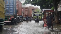 Rob membanjiri sejumlah titik di Jakarta Utara seperti Muara Angke dan Pelabuhan Sunda Kelapa.