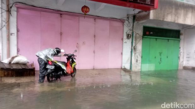 Banjir di Jalan Sulawesi Makassar.