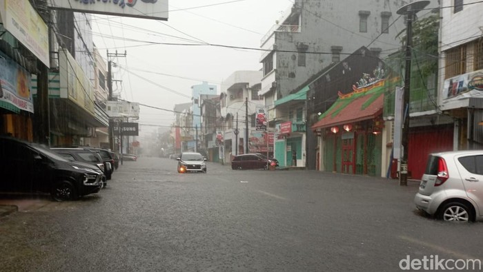 Banjir di Jalan Sulawesi Makassar.