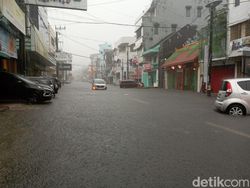 Jalan Sulawesi Makassar Diterjang Banjir, Ruko Terendam-Motor Mogok