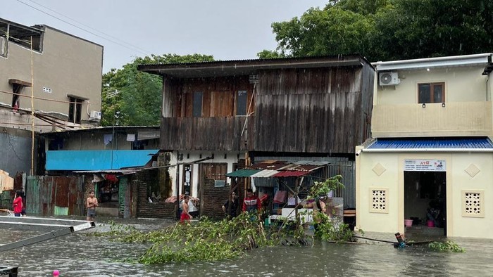 Banjir di Jalan Veteran Inspeksi Kanal Kota Makassar.