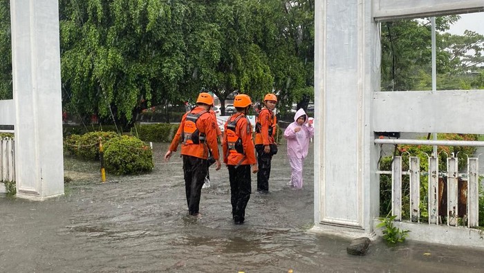 Banjir rendam RS Islam Faisal Makassar.