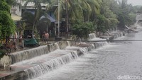 Air rob melewati pemukiman warga menuju Sungai Ciliwung yang berada sekitar 100 meter dari gerbang pelabuhan. 