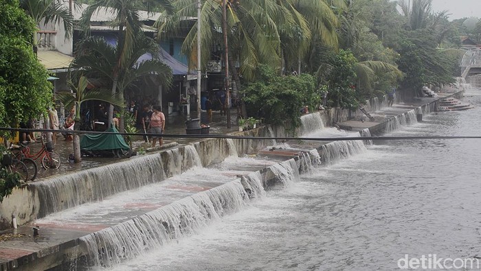 Warga beraktifitas di tengah banjir air laut pasang (rob) di pemukiman warga RT 01/08, Ancol, Pademangan, Jakarta Utara, Minggu (15/12/2024).