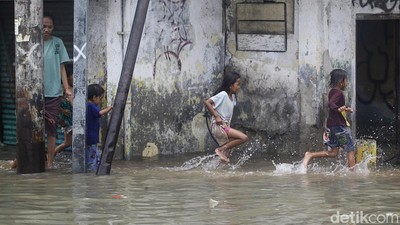 Bingkai Sepekan: Jakarta Utara Terkepung Banjir Rob