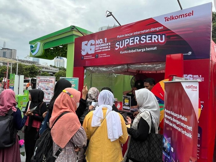 Booth Telkomsel di HUT Ke-23 Transmedia Diserbu Pengunjung