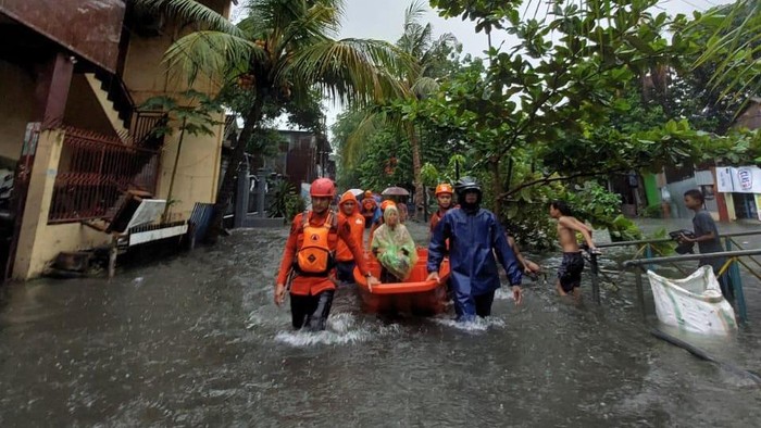 BPBD Makassar mengevakuasi warga terdampak banjir.