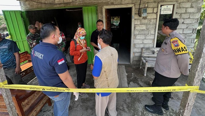 Rumah keluarga di Ngancar, Kediri yang melakukan percobaan bunuh diri gegara teror pinjol
