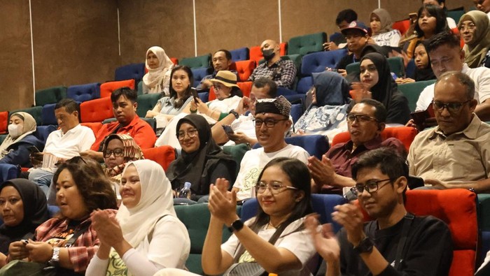 Bupati Ipuk menyaksikan gala premier film Rindu yang Bertepi