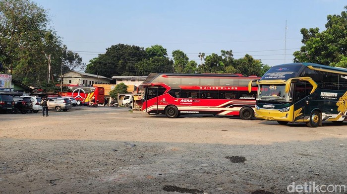 Bus AKAP di Terminal Pondok Pinang