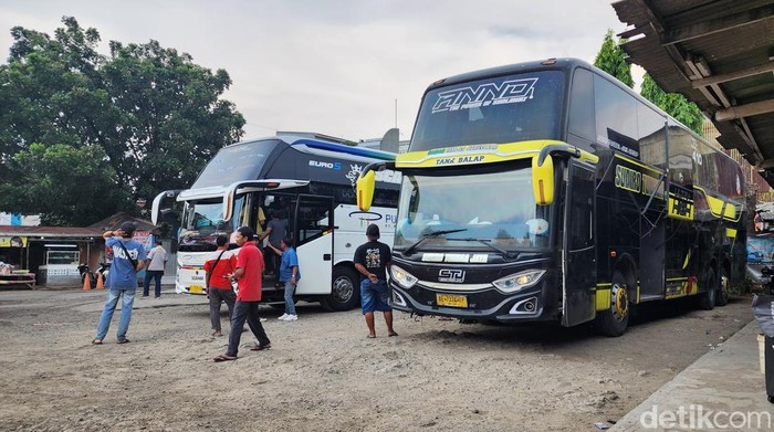 Bus AKAP di Terminal Pondok Pinang Jakarta