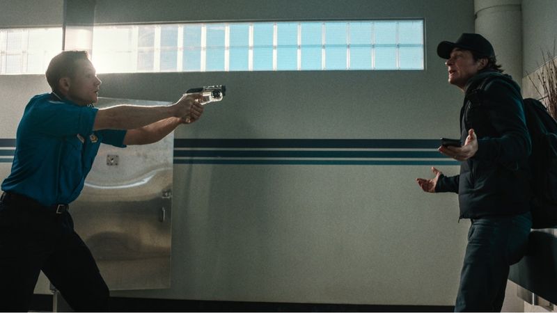 Adegan dalam film Carry-On yang bisa disaksikan di Netflix.