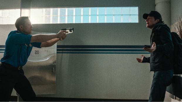 Adegan dalam film Carry-On yang bisa disaksikan di Netflix.