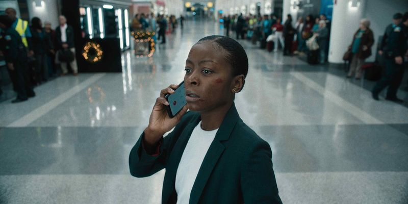 Adegan dalam film Carry-On yang bisa disaksikan di Netflix.