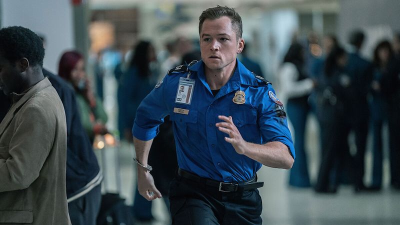 Adegan dalam film Carry-On yang bisa disaksikan di Netflix.