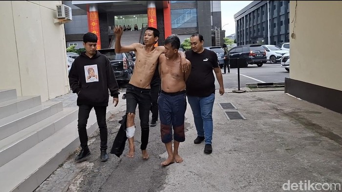 Dua pelaku pencurian yang menusuk korbannya dengan gunting saat digiring ke Subdit III Jatanras Ditreskrimum Polda Sumsel