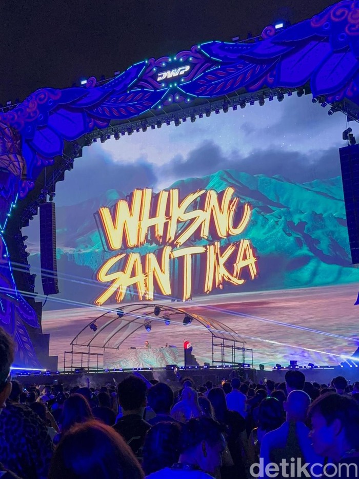 DWP 2024 Panggung Whisnu Santika di DWP 2024 pada Sabtu (14/12/2024) malam dimeriahkan dengan kolaborasi bareng Cinta Laura dan Liquid Silva.