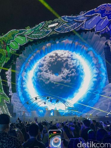 Panggung Whisnu Santika di DWP 2024 pada Sabtu (14/12/2024) malam dimeriahkan dengan kolaborasi bareng Cinta Laura dan Liquid Silva.