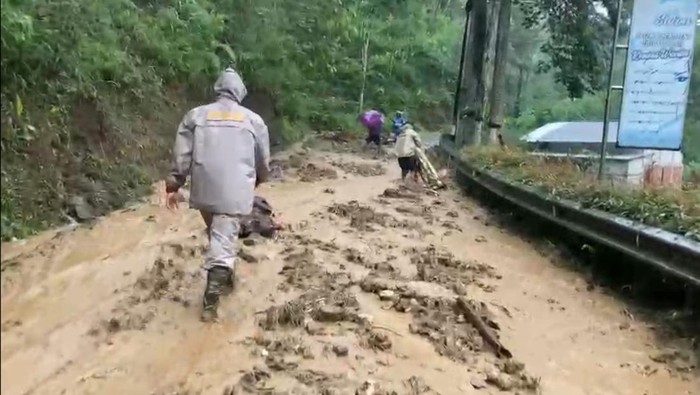 Empat Titik Longsor Tutup Jalur Provinsi Pacitan-Nawangan