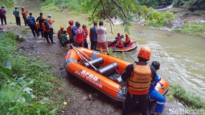 Evakuasi jenazah bocah hanyut di Kali Ciliwung Bogor