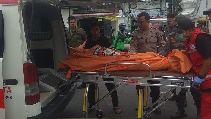 Petugas mengevakuasi wisatawan yang meninggal.
