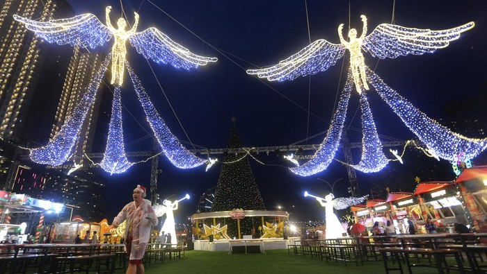 Gemerlap Christmas Wonderland di Surabaya Warga mengunjungi wahana pasar malam di Lapangan olahraga Korem 043 Garuda Hitam, Bandar Lampung, Lampung, Sabtu (14/12/2024). Hiburan pasar malam tersebut menawarkan beragam wahana permainan untuk anak-anak hingga dewasa dan menjadi hiburan alternatif yang diminati masyarakat ketika libur sekolah dan akhir pekan dengan tarif Rp15 ribu hingga Rp20 ribu untuk sekali naik dari setiap wahana. ANTARA FOTO/Ardiansyah/YU