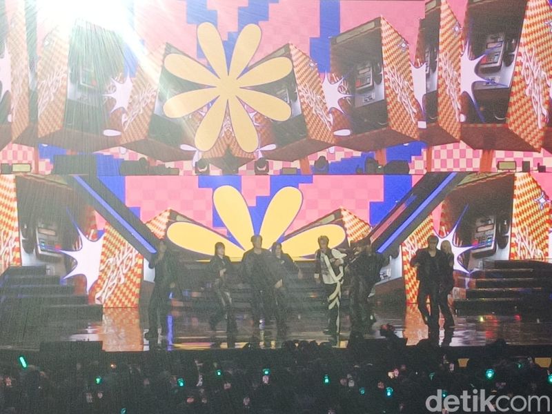 Minho SHINee tampil di HUT ke-23 Transmedia pada Minggu (15/12/2024) di Istora Senayan, Jakarta Pusat.
