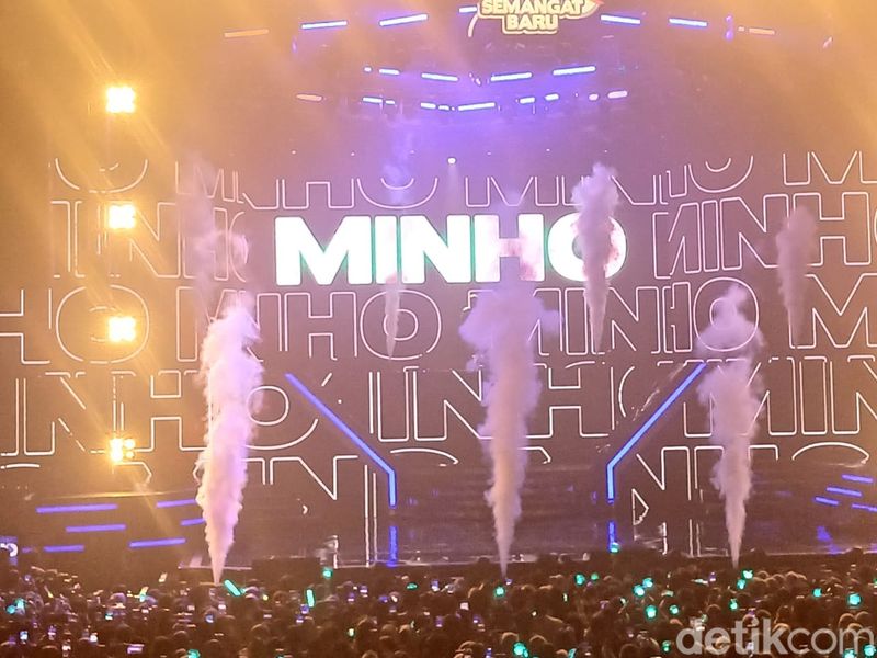 Minho SHINee tampil di HUT ke-23 Transmedia pada Minggu (15/12/2024) di Istora Senayan, Jakarta Pusat.