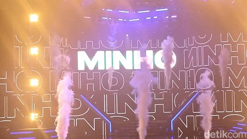 Minho SHINee tampil di HUT ke-23 Transmedia pada Minggu (15/12/2024) di Istora Senayan, Jakarta Pusat.
