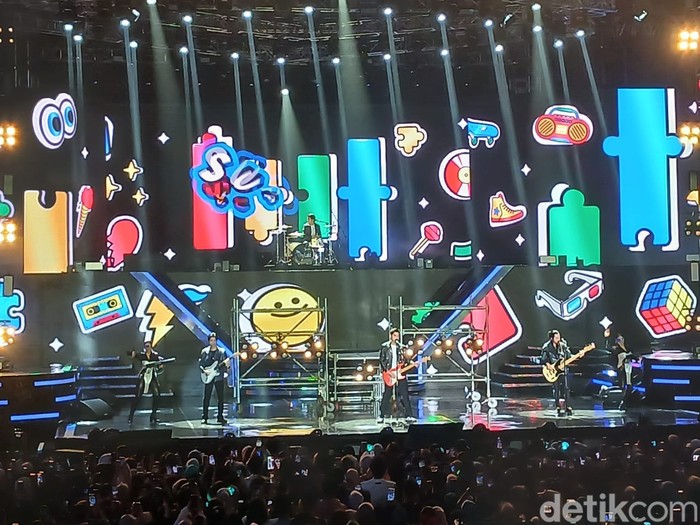 HUT ke-23 Transmedia Penampilan The Lucky Laki di HUT ke-23 Transmedia pada Minggu (15/12/2024) di Istora Senayan, Jakarta Pusat. Band ini memberi kejutan dengan kolaborasi bersama King Nassar.