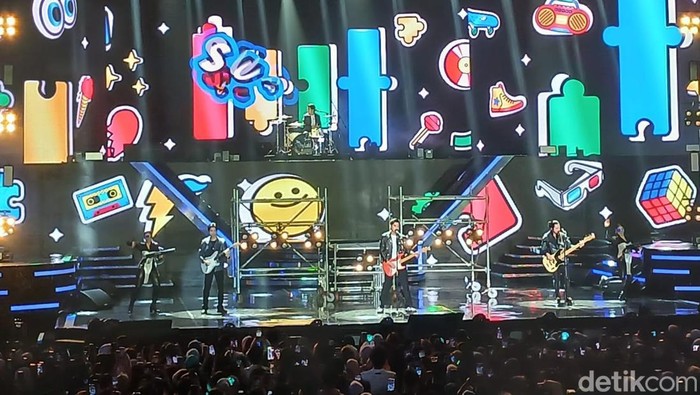 Penampilan The Lucky Laki di HUT ke-23 Transmedia pada Minggu (15/12/2024) di Istora Senayan, Jakarta Pusat. Band ini memberi kejutan dengan kolaborasi bersama King Nassar.