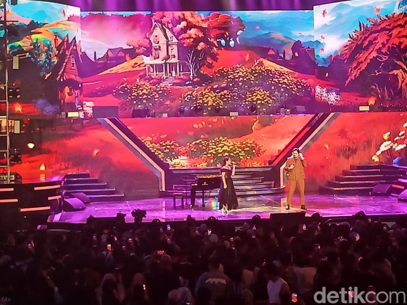 Bernadya dan Adrian Khalif tampil di perayaan HUT ke-23 Transmedia hari kedua Minggu (15/12/2024) di Istora Senayan, Jakarta Pusat.