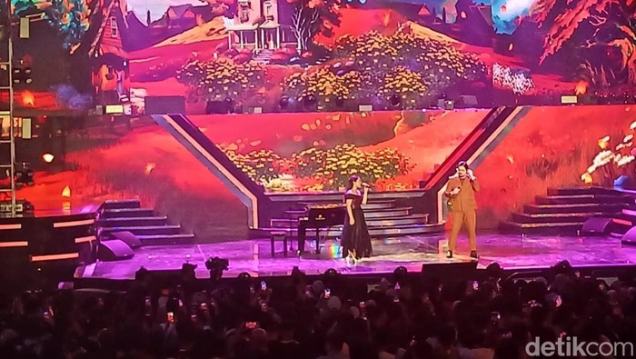 Bernadya dan Adrian Khalif tampil di perayaan HUT ke-23 Transmedia hari kedua Minggu (15/12/2024) di Istora Senayan, Jakarta Pusat.