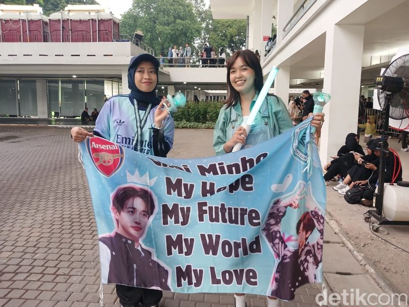 Acara HUT ke-23 Transmedia hari kedua kembali dimeriahkan oleh SHINee World (Shawol), fans boyband SHINee, pada Minggu (15/12/2024). Member SHINee, Minho, akan tampil solo di panggung Minggu malam.