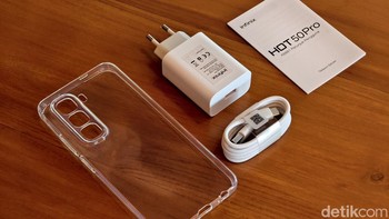 Infinix memberikan case silicon transparan, kabel data dan charger 33W. Foto: Adi Fida Rahman/detikiNET