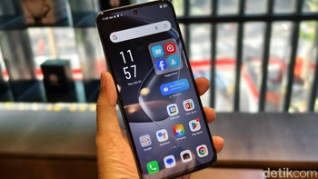 Hot 50 Pro dilengkapi dengan layar AMOLED berukuran 6,78 inch dengan resolusi Full HD+ dan refresh rate hingga 120Hz. Teknologi layar ini menawarkan pengalaman visual yang jernih dan mulus, cocok untuk menonton konten atau bermain game. Foto: Adi Fida Rahman/detikiNET