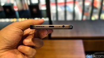 Di bagian bawah ada speaker, port USB-C dan jack audio 3,5 mm. Foto: Adi Fida Rahman/detikiNET