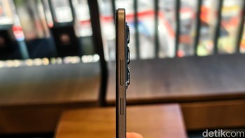 nfinix Hot 50 Pro hadir dengan bodi tipis hanya 7,4 mm. Penampilannya begitu elegan di mata dan terasa ergonomis di genggaman. Makin lengkap HP ini sudah mengantongi sertifikat IP54 yang artinya tahan debu dan cipratan air. / Foto: Adi Fida Rahman/detikiNET