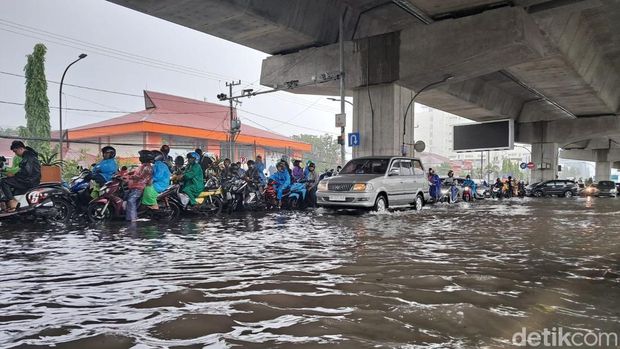 Ruas Jalan AP Pettarani di Kota Makassar, Sulawesi Selatan (Sulsel), tergenang gegara hujan deras sejak subuh tadi.