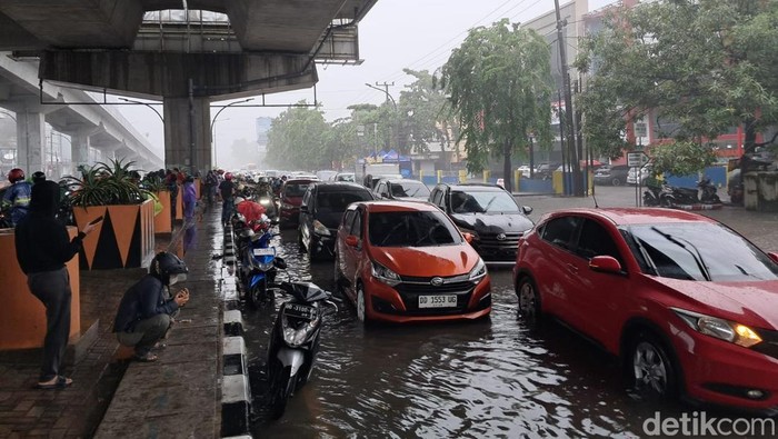 Genangan terjadi di ruas Jalan AP Pettarani setelah Hotel Claro. Genangan juga terjadi mulai dari depan dealer PT Suracojaya Abadi Motor (SJAM).
