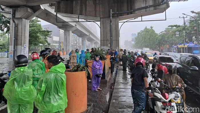 Ketinggian air mencapai betis-lutut orang dewasa atau sekitar 30 centimeter. Genangan air menutup semua ruas Jalan AP Pettarani.