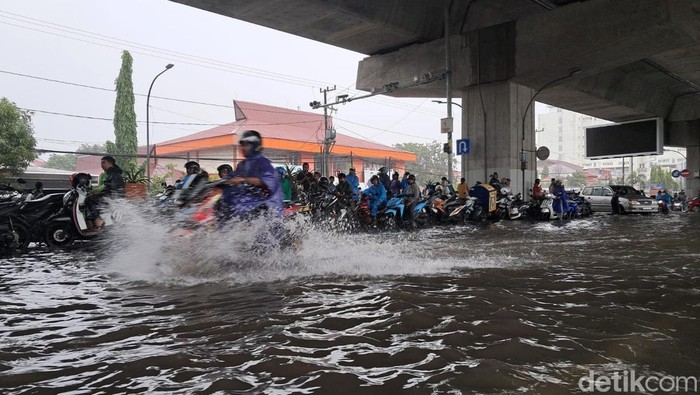 Jalan AP Pettarani di Kota Makassar, Sulawesi Selatan (Sulsel), tergenang.