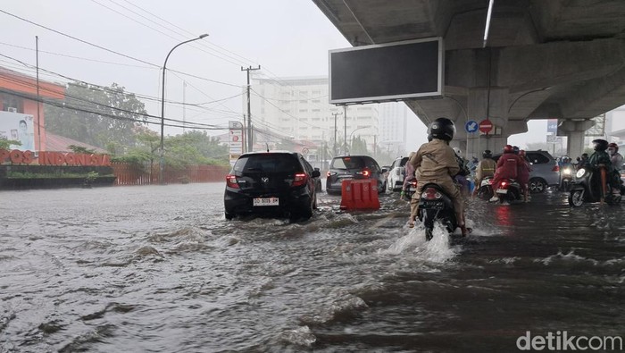Jalan AP Pettarani Makassar terendam banjir.