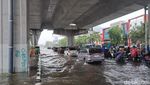 Potret Jalan AP Pettarani Makassar Tergenang-Macet Saat Diguyur Hujan Deras